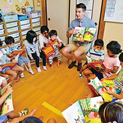 アイエルワイ国際幼児園宇都宮校の絵本を使っての授業の様子