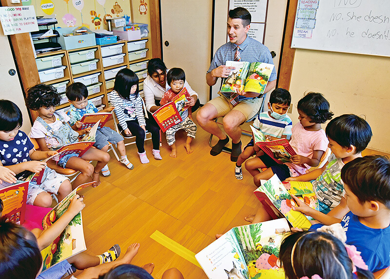 アイエルワイ国際幼児園宇都宮校の絵本を使っての授業の様子