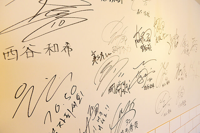 カフェIVANOの白壁には栃木SCの選手の直筆サインが