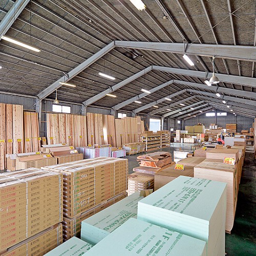 現金問屋ダイコク宇都宮東店の木材などが並んだ倉庫