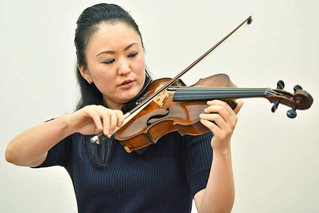 ヴァイオリンを弾いている講師の大嶋浩美さん