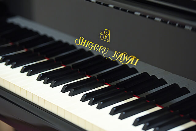 ピアノにあるShigeru Kawaiの文字と鍵盤
