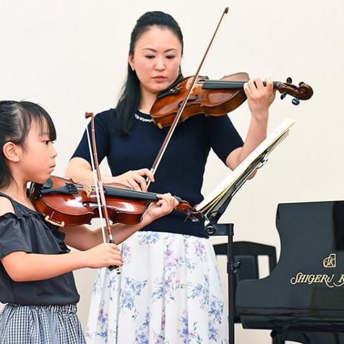 ヴァイオリン講師大嶋浩美さんと、レッスンを受けている女の子