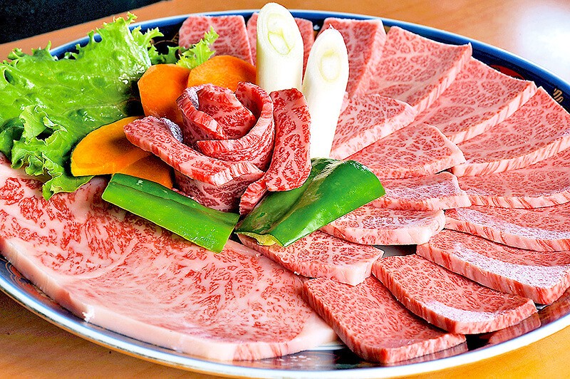 炭火焼肉おおつか宇都宮店の大皿に盛り付けられたお肉