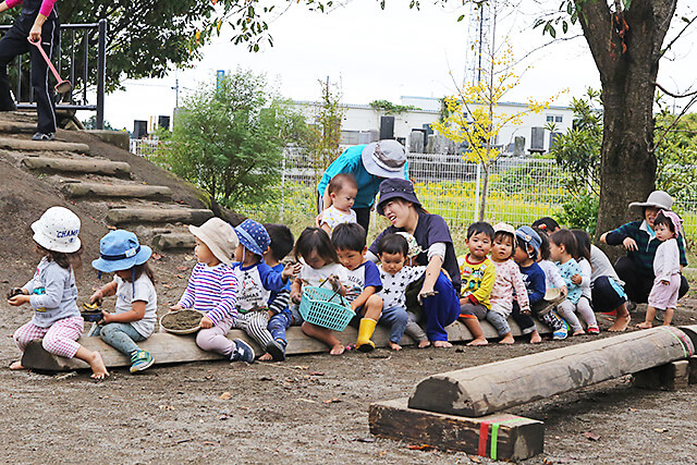 たんぽぽ保育園　丸太でつくられた遊具で遊ぶ園児たち