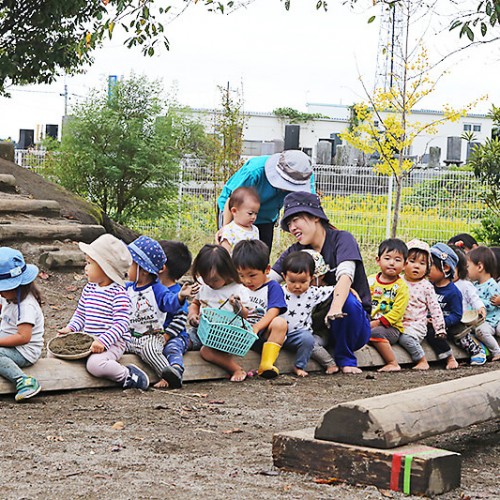 たんぽぽ保育園　丸太でつくられた遊具で遊ぶ園児たち
