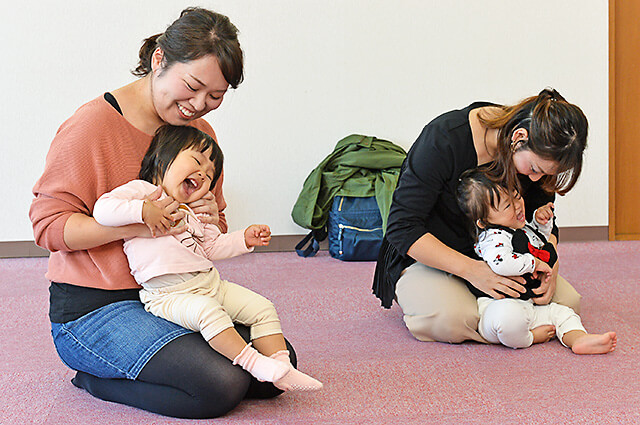 カワイ音楽教室 宇都宮東センターの親子リトミック　ママにくすぐられて大笑いしている子どもたち