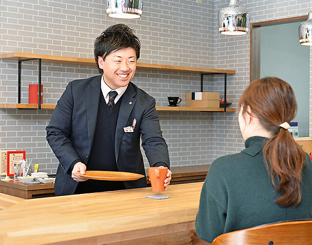 三和住宅 宇都宮東口店　店内にあるカフェカウンターでコーヒーをいただいている様子