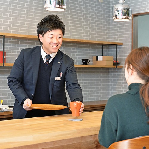 三和住宅 宇都宮東口店　店内にあるカフェカウンターでコーヒーをいただいている様子