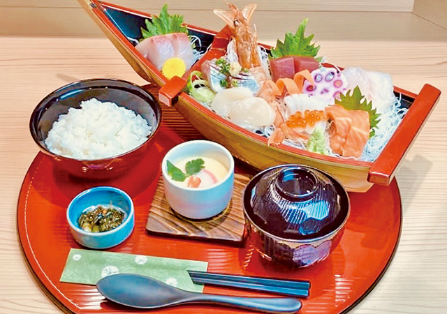 舟盛定食（刺身、茶わん蒸し、汁物、白米、漬け物）